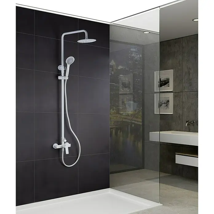 Imex Luxor Sistema de ducha - Con grifo monomando, Blanco - Primer plano de un elegante juego de ducha blanco con rociadores superiores y de mano contra una pared oscura en un baño moderno.