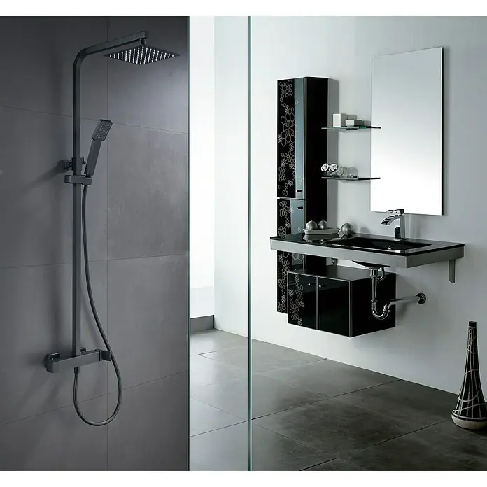 Imex Fiyi Sistema de ducha - Con grifo monomando, Negro - Esta imagen muestra un baño moderno con una elegante grifería de ducha y un elegante mueble de lavabo con espejo.