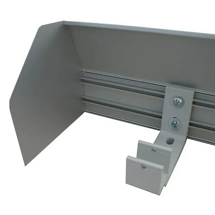Solid Elements Schutzdach5,05 m, Passend für: Solid Elements Gelenkarmmarkisen Breite 5 m - Nahaufnahme einer grauen Aluminium-Fensterbank mit Halterung und Blende, ideal für den Außenbereich.