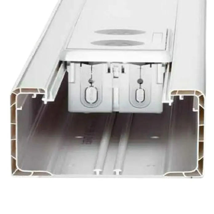 Brüstungskanal BR 70 - 2 m x 130 mm x 70 mm, Reinweiß - Nahaufnahme einer weißen Gardinenschiene. Das Produkt ist aus hochwertigem Material gefertigt und bietet eine einfache Montage.