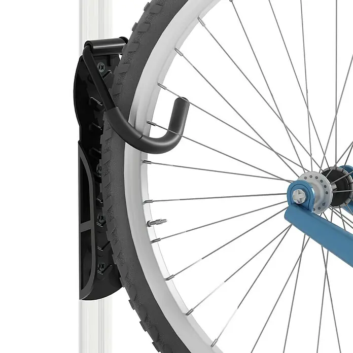Palram – Canopia Fahrrad-Wandhaken - Passend für: Mountainbikes mit Laufrädern von 36 bis 74 cm (14" bis 29") - Nahaufnahme einer vertikalen Fahrradaufhängung, die ein Fahrradrad sicher an einer Wand befestigt. Ideal für platzsparende Fahrradlagerung.