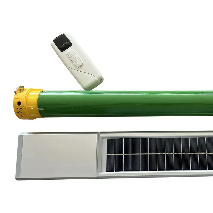 Solid Elements Gelenkarmmarkise Berlin solarBeige/Grau, Breite: 3,5 m, Ausfall: 2 m - Nahaufnahme eines Solarrollladens mit Fernbedienung, der Energieeffizienz und Komfort vereint.