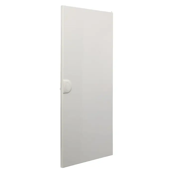 Hager Aufputz-Verteiler Volta VA48CN + Tür VA48T - Anzahl Reihen: 4 Stk., 30,5 x 64 cm, Rein­weiß - Nahaufnahme einer weißen Verteilerkastenabdeckung. Das schlichte Design und die helle Farbe sorgen für eine saubere, moderne Optik.