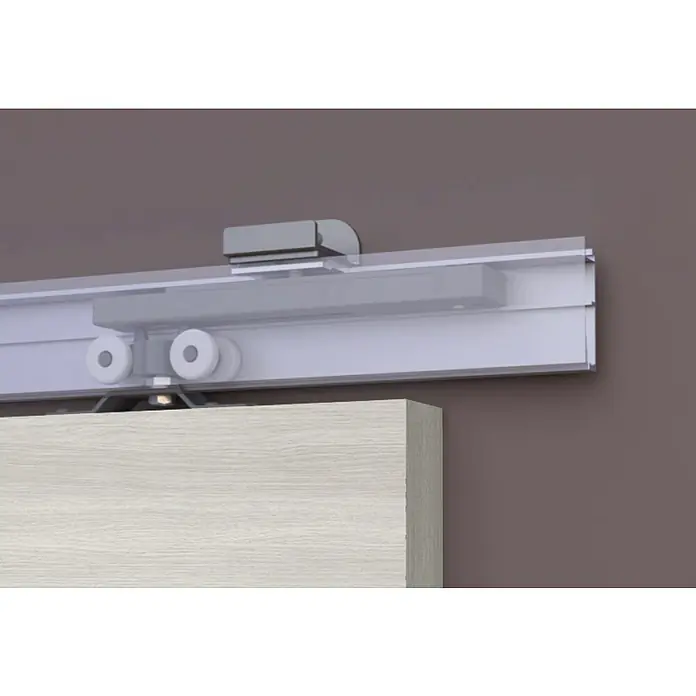 Optimum Schiebetür-Komplettset Optirail - 83 x 204 cm, Eiche Hellgrau, Wabe - Detailaufnahme einer Schiebetürbeschlagsschiene in Silber, die an einer Wand befestigt ist. Ideal für moderne Raumgestaltung.