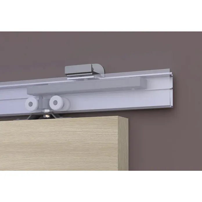 Optimum Schiebetür-Komplettset Optirail - 83 x 204 cm, Eiche, Wabe - Nahaufnahme einer Schiebetür mit Beschlägen. Die Tür hängt an einem modernen Schiebetürsystem mit Rollen und einer Metallschiene an der Wand.
