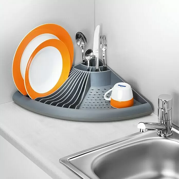 Wenko Geschirrkorb - L x B x H: 35 x 50 x 9 cm, Grau - Grauer Eck-Geschirrabtropfer mit orange-weißen Tellern, Besteck und Tasse, auf Arbeitsplatte neben Spüle.