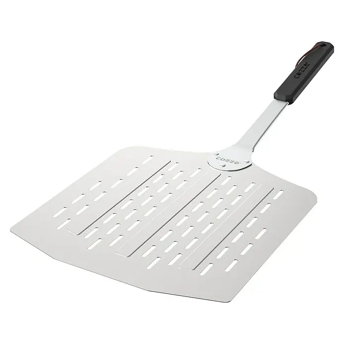 Cozze Pizzaschaufel - L x B: 66 x 30 cm, Aluminium - Ein Pizzaschieber aus Metall mit Löchern und einem schwarzen Griff, ideal zum einfachen Hantieren mit Pizza im Ofen.