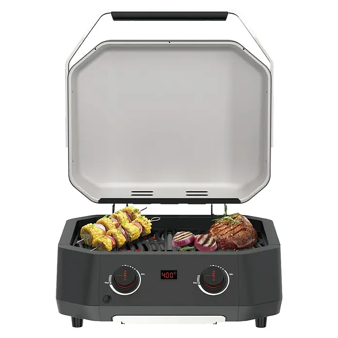 Cozze Elektrogrill E 500 - Grillfläche (B x T): 51 x 39 cm, 2,1 kW, Schwarz - Nahaufnahme eines Grills mit Speisen. Der Grill ist mit Spießen, Steaks und Zwiebeln gefüllt und zeigt seine Vielseitigkeit.