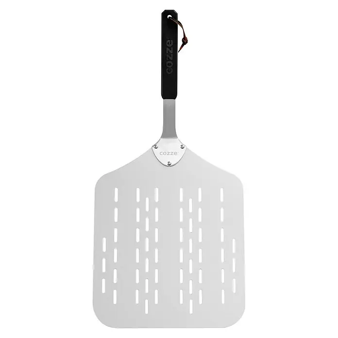 Cozze Starter-Set Pizza - 3 -tlg. - Bild einer Cozze Pizzaschaufel aus Aluminium mit Löchern im Blatt und einem Griff mit dem Cozze-Logo.