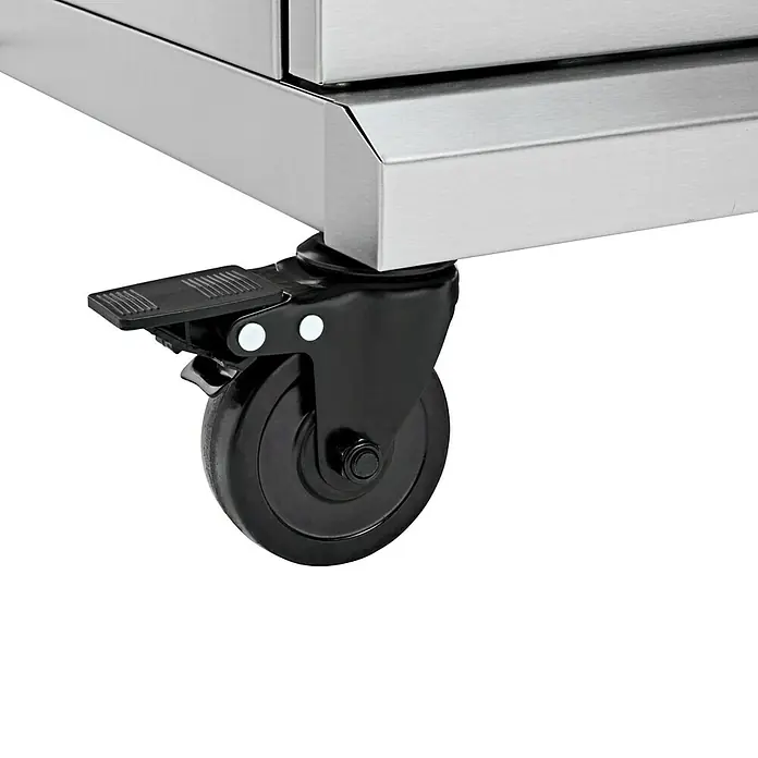 Grandstate Gasgrill Eagle 311 - Grillfläche (B x T): 60 x 45 cm, 10,5 kW, Anzahl Brenner: 3 Stk., Material Grillfläche: Edelstahl - Nahaufnahme eines schwarzen Schwenkrads mit Feststellbremse an einem Edelstahlmöbelstück.