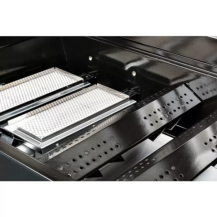 Edelheiss Gasgrill Exzellenz 1.6 - Grillfläche (B x T): 103 x 45,5 cm, 25,2 kW, Anzahl Brenner: 6 Stk. - Zwei glänzende, schwarz perforierte Hitzeschilde und zwei Keramikbrenner mit Metallgitter in einem schwarzen Grill.
