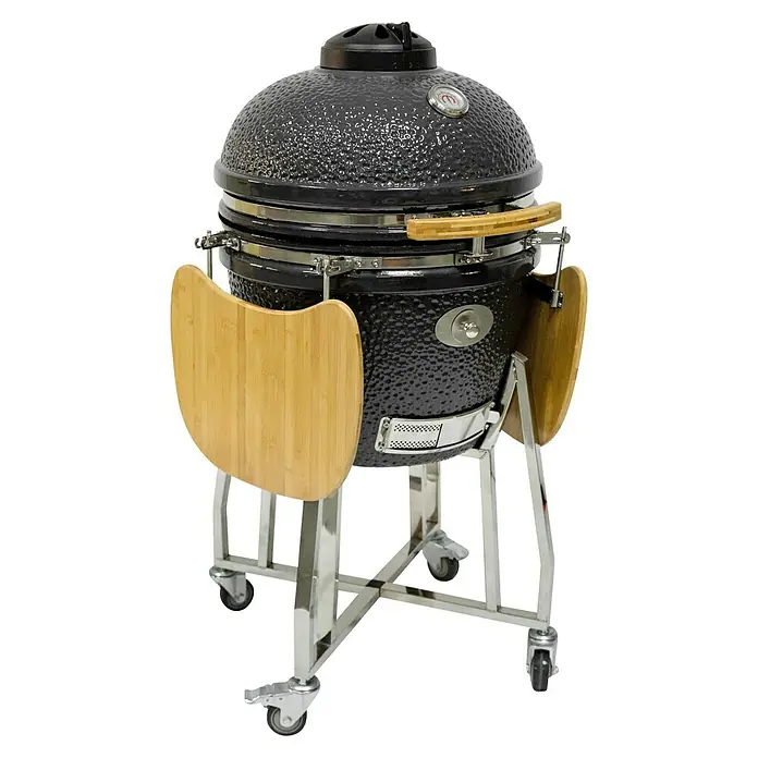 Flame Rock  Holzkohlegrill Kamado 22 - Durchmesser Grillfläche: 47 cm, Grau - Bild eines schwarzen Kamado-Grills mit Bambus-Seitentischen und einem silbernen Untergestell mit Rollen.