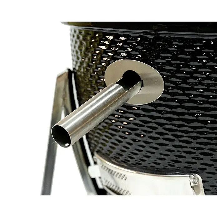 Flame Rock  Holzkohlegrill Kamado 22 - Durchmesser Grillfläche: 47 cm, Grau - Detailaufnahme eines schwarzen Grills mit silbernem Auslassrohr, das seitlich hervorragt.