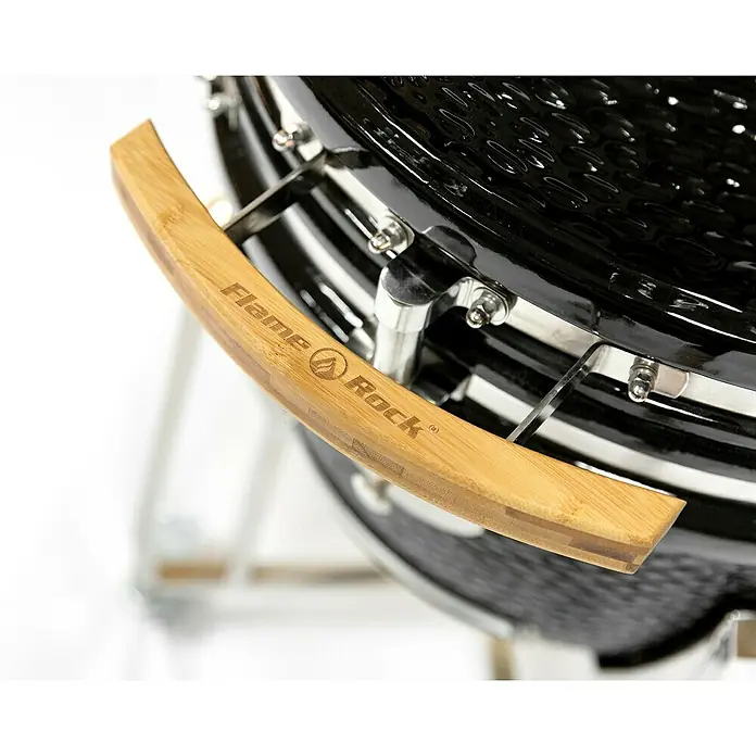 Flame Rock  Holzkohlegrill Kamado 22 - Durchmesser Grillfläche: 47 cm, Grau - Detailaufnahme eines Flame Rock Grills mit Fokus auf den Holzgriff, der die Marke und das Logo zeigt.