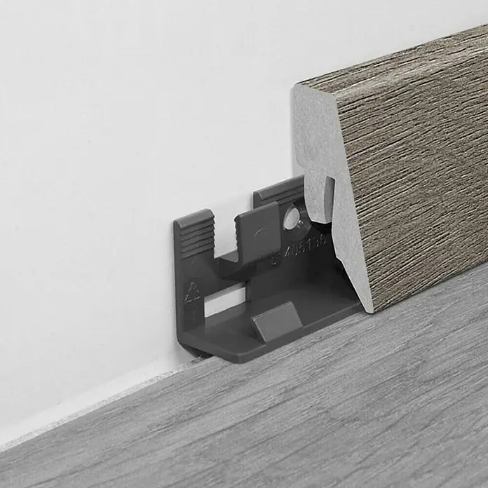 LOGOCLIC Sockelleiste K40 C Eiche Fondi260 cm x 19 mm x 40 mm, MDF - Das Bild zeigt eine Sockelleiste mit einem Clip zur einfachen Montage. Perfekt für einen sauberen Übergang zwischen Wand und Boden.