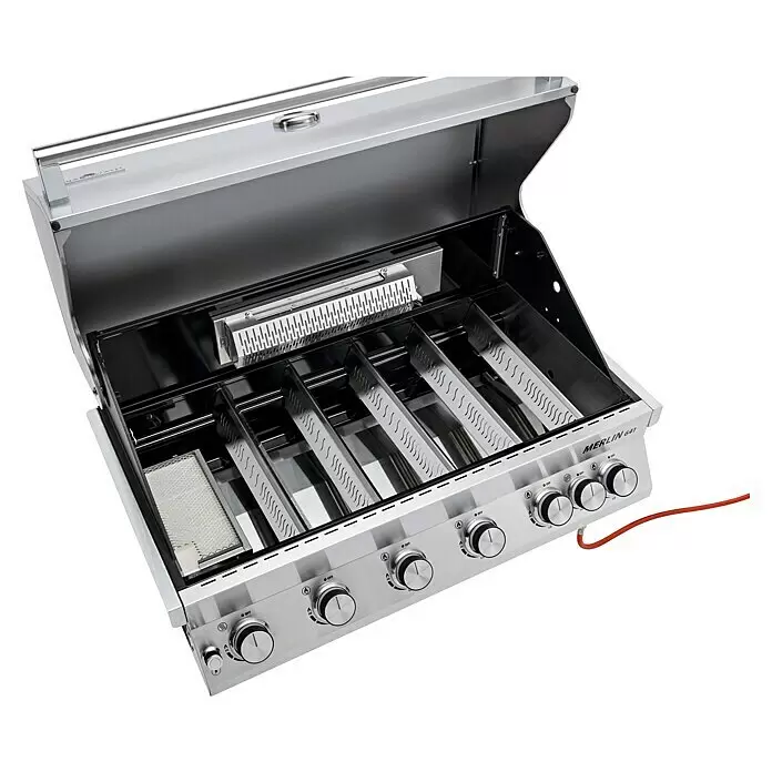 Grandstate Gasgrill Merlin 641 Built-In - Grillfläche (B x T): 88 x 44 cm, 21 kW, Anzahl Brenner: 6 Stk. - Offener Gasgrill aus Edelstahl mit fünf Brennern, Hitzeverteilern und Bedienfeld. Ein roter Gasschlauch ist angeschlossen.