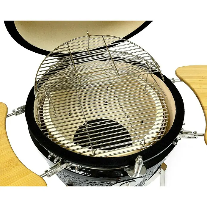Flame Rock  Holzkohlegrill Kamado 22 - Durchmesser Grillfläche: 47 cm, Grau - Detailansicht eines Kamado-Grills mit Grillrosten und Seitentischen aus Bambus, ideal zum Räuchern und Grillen von Speisen.