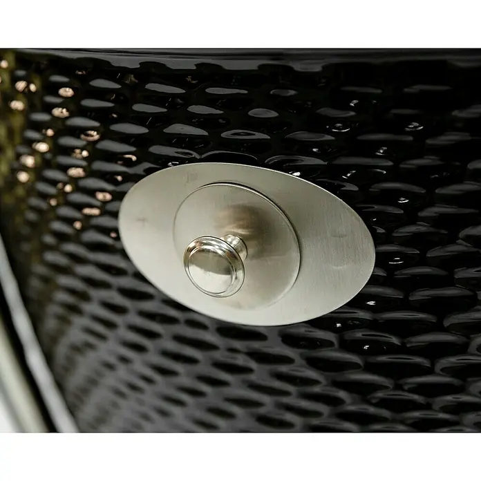 Flame Rock  Holzkohlegrill Kamado 22 - Durchmesser Grillfläche: 47 cm, Grau - Detailaufnahme eines Kamado-Grills mit Metallscheibe und Griff, die die hochwertige Verarbeitung und das Design des Grills hervorheben.