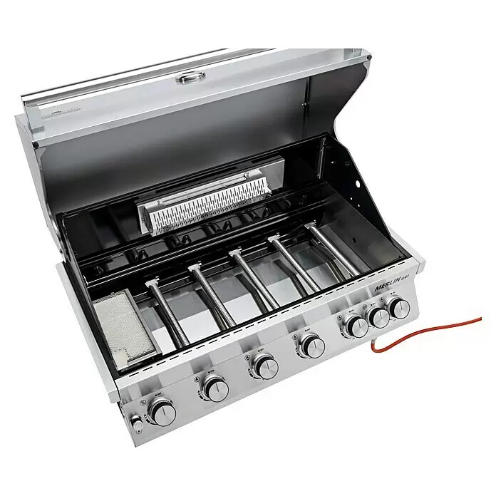 Grandstate Gasgrill Merlin 641 Built-In - Grillfläche (B x T): 88 x 44 cm, 21 kW, Anzahl Brenner: 6 Stk. - Gasgrill aus Edelstahl mit geöffnetem Deckel, sichtbaren Brennern, Bedienfeld mit silbernen Knöpfen und Gasschlauch.