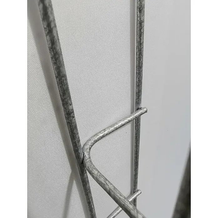 Gabiona Kabelkanal - 29 x 5 x 150 cm, Grau - Nahaufnahme eines robusten, geschweißten Drahtgeflechts, ideal für Zäune oder Verstärkungen, vor einem neutralen Hintergrund.
