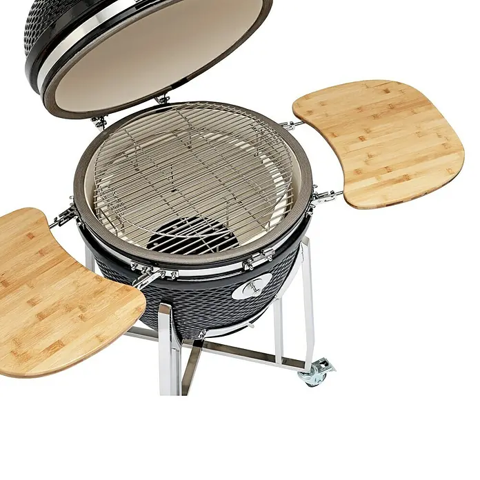 Flame Rock  Holzkohlegrill Kamado 24 Pro - Durchmesser Grillfläche: 52 cm, Schwarz - Ein Keramikgrill mit offenem Deckel und zwei Holzablagen. Der Grill steht auf einem silberfarbenen Gestell mit Rollen.