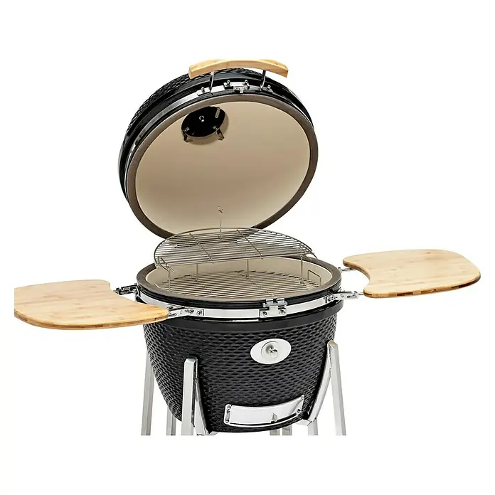 Flame Rock  Holzkohlegrill Kamado 24 Pro - Durchmesser Grillfläche: 52 cm, Schwarz - Ein Keramikgrill mit geöffnetem Deckel und zwei hölzernen Ablageflächen an den Seiten.