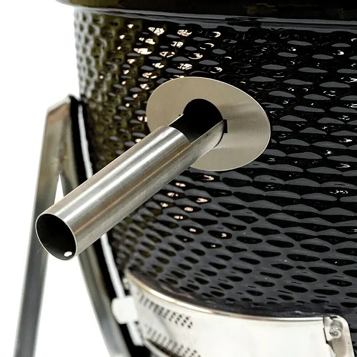 Flame Rock  Holzkohlegrill Kamado 24 Pro - Durchmesser Grillfläche: 52 cm, Schwarz - Nahaufnahme des Abluftventils an einem schwarzen Kamado-Grill, das die Detailgenauigkeit und Qualität des Produkts hervorhebt.