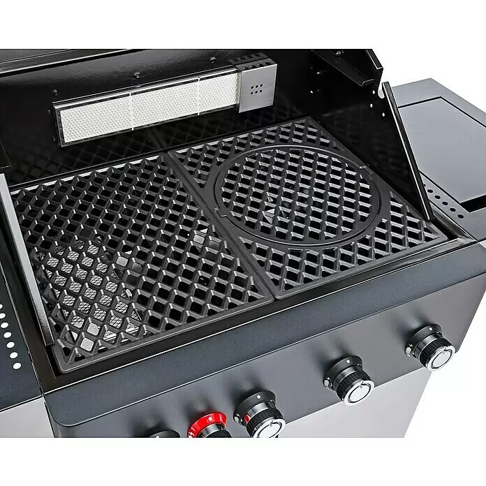 Edelheiss Gasgrill Exzellenz 1.4 - Grillfläche (B x T): 68 x 45,5 cm, 16,8 kW, Anzahl Brenner: 4 Stk. - Nahaufnahme des Grillinnenraums mit schwarzen Gusseisenrosten, einem runden Einsatz und weißem Infrarotbrenner. Bedienknöpfe sind unten sichtbar.
