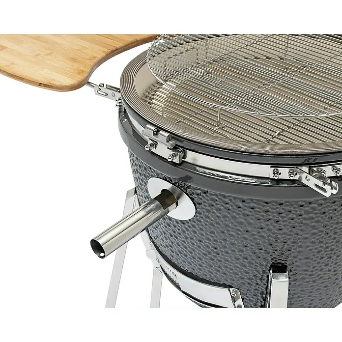 Flame Rock  Holzkohlegrill Kamado 22 Pro - Durchmesser Grillfläche: 49 cm, Grau - Nahaufnahme eines Keramikgrills mit Grillrost und Ablagefläche, ideal zum Grillen im Freien.