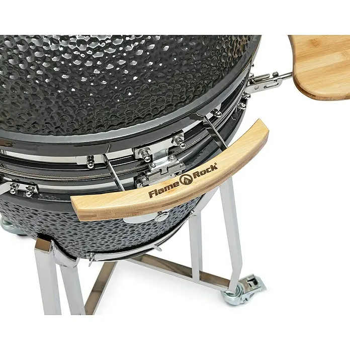 Flame Rock  Holzkohlegrill Kamado 22 Pro - Durchmesser Grillfläche: 49 cm, Grau - Nahaufnahme eines Flame Rock Keramikgrills mit Holzgriffen und silbernen Beschlägen, der hohe Qualität und Funktionalität verspricht.