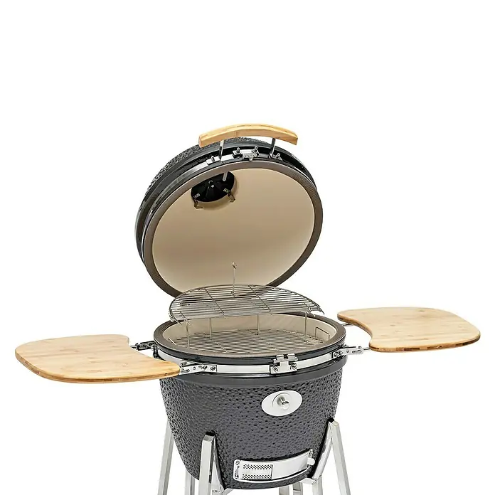 Flame Rock  Holzkohlegrill Kamado 22 Pro - Durchmesser Grillfläche: 49 cm, Grau - Offener Keramikgrill mit Holzgriffen und Seitentischen auf einem weißen Hintergrund. Perfekt zum Grillen im Freien.