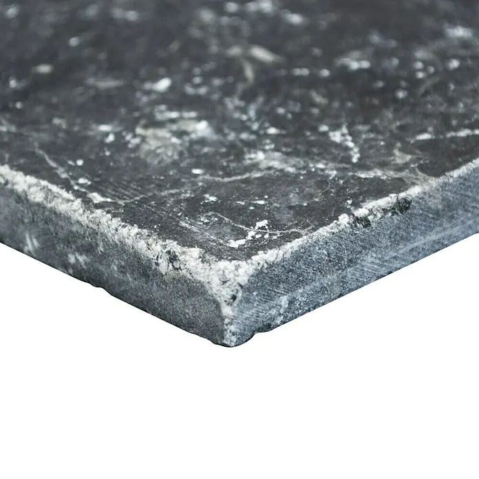 Antikmarmorfliese Nero - 30,5 x 30,5 cm, Schwarz, Matt - Nahaufnahme einer polierten schwarzen Marmorfliese mit weißen Sprenkeln und abgerundeten Kanten.