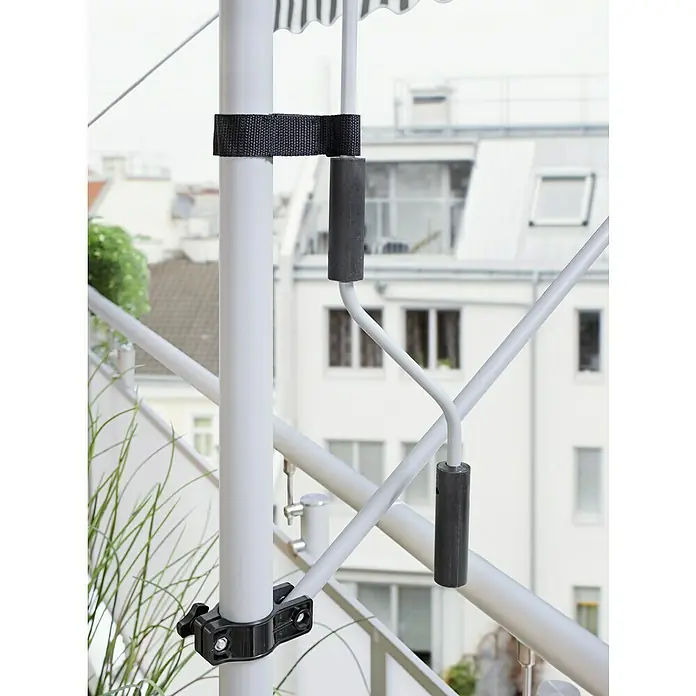 Sunfun Klemmmarkise - Grau/Weiß, Breite: 3 m, Ausfall: 1,3 m - Detailansicht einer weißen Wäschespinne mit schwarzer Befestigung und grauem Griff auf einem Balkon.