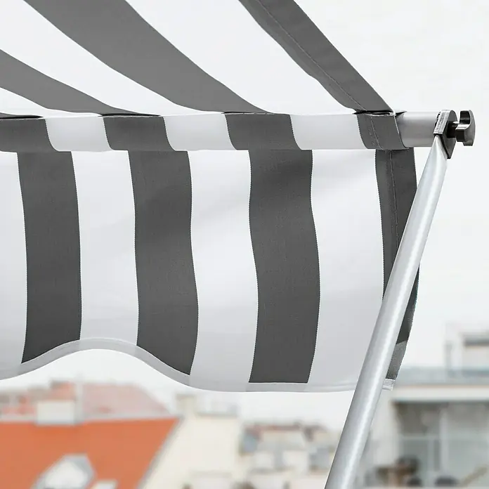 Sunfun Klemmmarkise - Grau/Weiß, Breite: 3 m, Ausfall: 1,3 m - Detailaufnahme einer grau-weiß gestreiften Markise, die Schatten spendet und vor Sonne schützt.