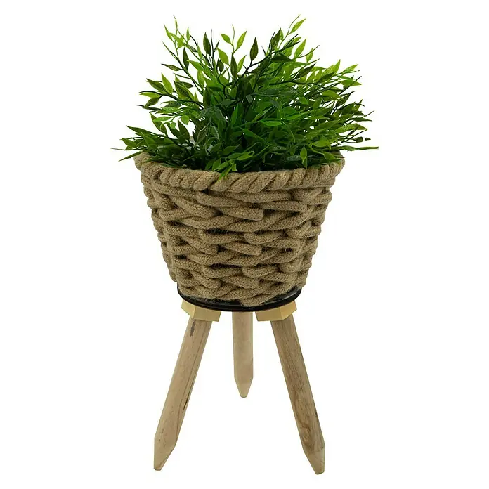 Pflanzkorb Natur - Ø x H: 30 x 54 cm, Naturmaterialien, Natur - Dekorative Kunstpflanze mit grünen Blättern in einem Seilkorb auf einem hölzernen Dreibeinständer.