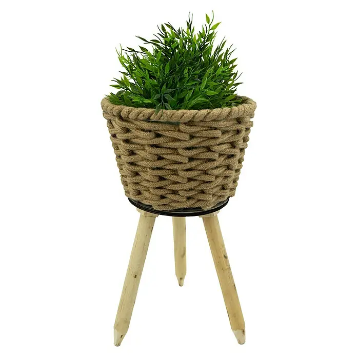 Pflanzkorb Natur - Ø x H: 25 x 43,5 cm, Naturmaterialien, Natur - Ein dekoratives Zimmerpflanze mit grünen Blättern in einem rustikalen, braunen Seilkorb auf einem Holzgestell.