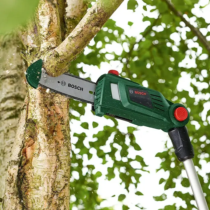 Bosch Power for All 18V Akku-Hochentaster UniversalChainPole 18 - 18 V, Li-Ionen, Ohne Akku - Eine Bosch Hochentaster beim Beschneiden eines Astes. Das Werkzeug ist grün und hat einen roten Knopf.