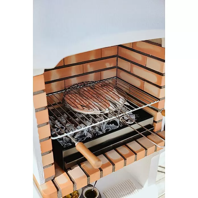 Movelar New Iberia Holzkohlegrill - Grillfläche (B x T): 56 x 35 cm, Grau, B x T x H: 128 x 47 x 190 cm - Ziegelgrill mit Lachsfilets auf einem Metallrost über glühender Kohle.