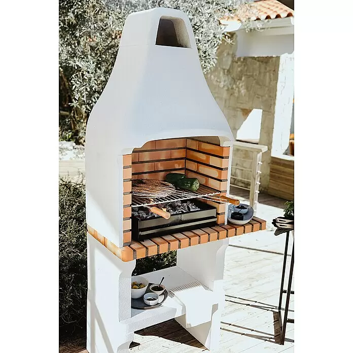 Movelar New Iberia Holzkohlegrill - Grillfläche (B x T): 56 x 35 cm, Grau, B x T x H: 95 x 47 x 190 cm - Weißer Außengrill aus Ziegeln kocht Fisch und Paprika über Kohlen, mit Seitenablage für Schalen.