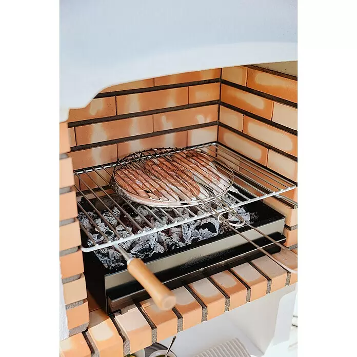 Movelar New Iberia Holzkohlegrill - Grillfläche (B x T): 56 x 35 cm, Grau, B x T x H: 95 x 47 x 190 cm - Frische Lachsfilets garen auf einem Metallrost über glühenden Kohlen in einem gemauerten Grill.