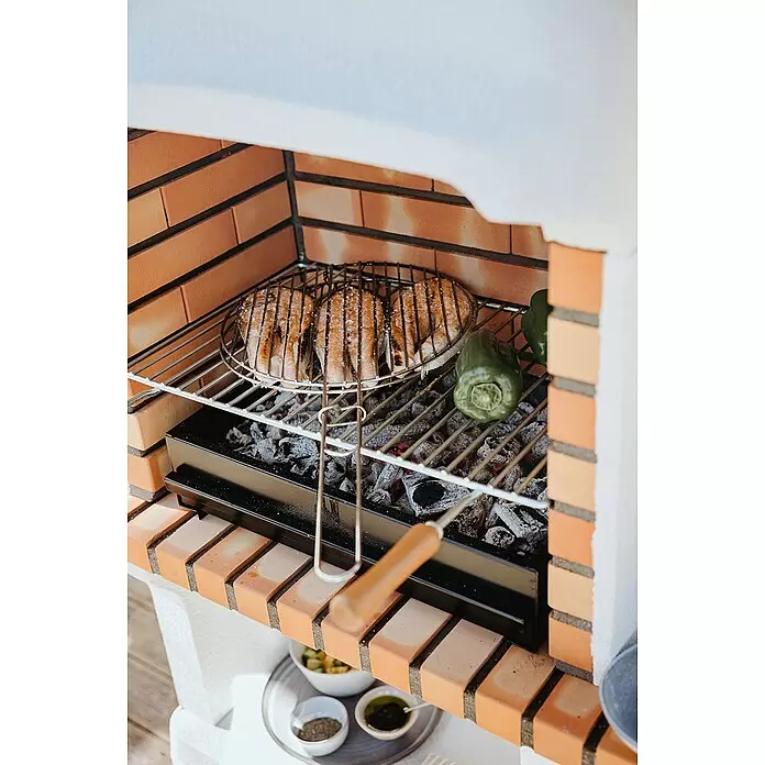 Movelar New Iberia Holzkohlegrill - Grillfläche (B x T): 56 x 35 cm, Grau, B x T x H: 128 x 47 x 190 cm - Eingebauter Ziegelgrill mit Lachssteaks und grünen Paprika, die auf einem Metallrost über glühenden Kohlen garen.