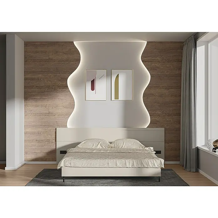 Egger Wandpaneel DecoWall - Annaba Eiche Natur, 125 cm x 66 cm x 12 mm - Elegantes Schlafzimmer mit modernem Bett und indirekter Beleuchtung. Die Kunstwerke an der Wand ergänzen das stilvolle Interieur perfekt.