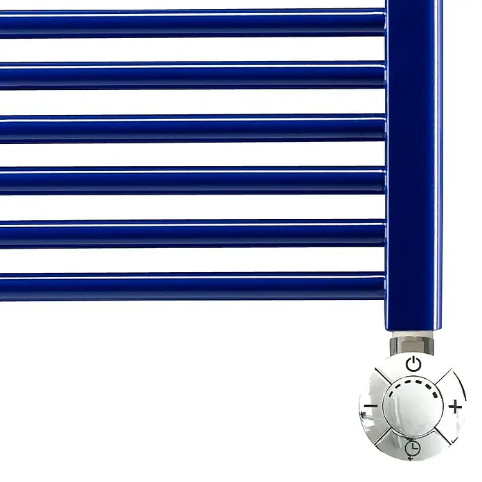 Ximax Heizstab Typ 5300 W, Heizkörpertemperaturregelung, Chrom - Nahaufnahme eines blau lackierten Handtuchwärmers mit Temperaturregler.