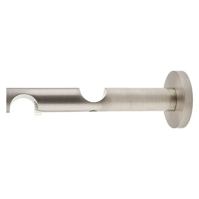Expo Ambiente Doppelträger Track - Edelstahloptik, Geeignet für: Gardinenstangen Ø 20 mm, Länge: 13,2 cm - Nahaufnahme einer Gardinenstangenhalterung aus gebürstetem Metall, die eine moderne und minimalistische Ästhetik aufweist.