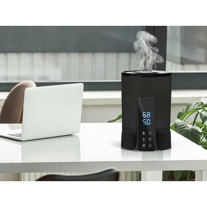 Purline Humidificador Hydro 18 - 22 x 22 x 32 cm, Negro - Elegante humidificador inteligente negro en un escritorio junto a un portátil, proporcionando una humedad óptima.