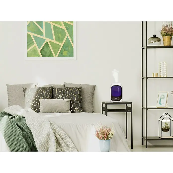 Purline Humidificador Hydro 10 - 19 x 19 x 29 cm, Blanco - Un humidificador moderno en un dormitorio elegante, creando un ambiente confortable y relajante.