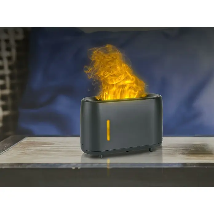 Purline Humidificador y difusor de aromas Sumu Fire - 8 x 20 x 11 cm, Negro - Primer plano de un difusor de aromaterapia negro con un efecto de llama realista, creando un ambiente relajante.