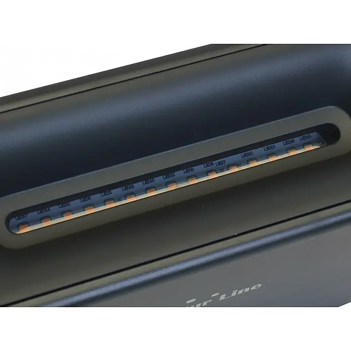 Purline Humidificador y difusor de aromas Sumu Fire - 8 x 20 x 11 cm, Negro - Primer plano de una tira AirLine con pantalla LED para indicar el estado de forma precisa. Ideal para uso profesional.