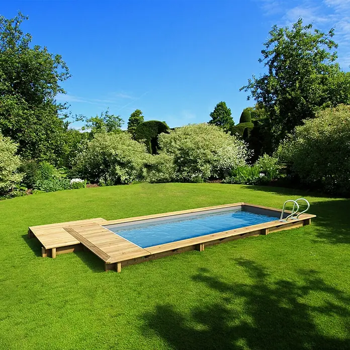 myPool Holz-Pool Urban - 486 x 401 x 133 cm, 11.000 l, Braun, Grau - Gartenansicht mit rechteckigem Holzpool und Leiter. Ideal zum Entspannen im Freien und zum Genießen des Sommers im eigenen Garten.