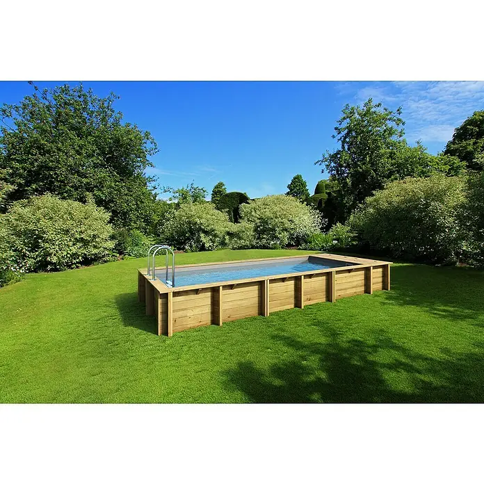 myPool Holz-Pool Pool`N Box - 610 x 237 x 133 cm, 12.000 l, Braun, Grau - Gartenpool aus Holz mit Leiter auf grüner Wiese unter blauem Himmel.